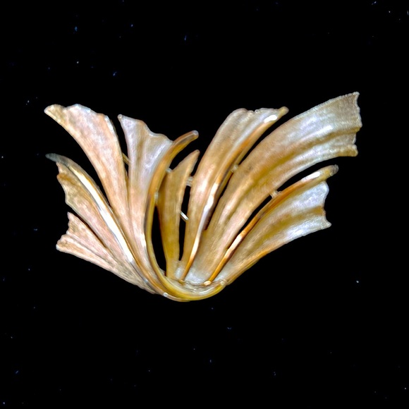 Trifari Jewelry - Trifari signed vintage gold tone brooch